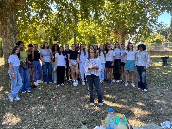 Photo de groupe des filles en extérieur